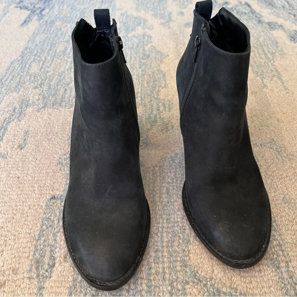 BLONDO BLACK NUBUCK SUEDE ASYMMETRICAL ZIPPER HEELED ANKLE BOOTIES SIZE 9